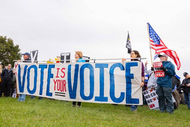 October 17, 2026, Washington, Dc, USA: Protestors demonstrate in Washington D.C. as part of the No Kings: vote early nation wide protest. This Protest comes as the midterm elections come that could see the republicans loose control in congress Washington USA  - ZUMAw218 20261017_znp_w218_012 Copyright: xRyanxWiramidjajax