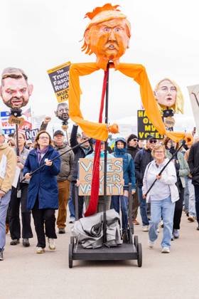 October 17, 2026, Washington, Dc, USA: Protestors demonstrate in Washington D.C. as part of the No Kings: vote early nation wide protest. This Protest comes as the midterm elections come that could see the republicans loose control in congress Washington USA  - ZUMAw218 20261017_znp_w218_014 Copyright: xRyanxWiramidjajax