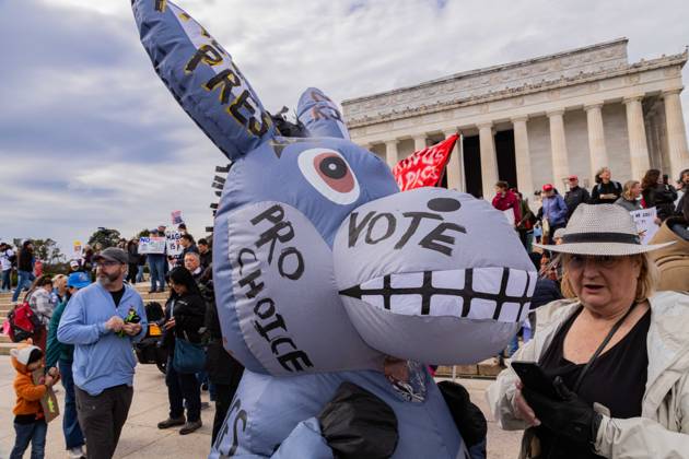 October 17, 2026, Washington, Dc, USA: Protestors demonstrate in Washington D.C. as part of the No Kings: vote early nation wide protest. This Protest comes as the midterm elections come that could see the republicans loose control in congress Washington USA - ZUMAw218 20261017_znp_w218_001 Copyright: xRyanxWiramidjajax