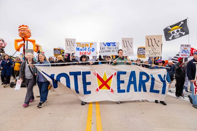 October 17, 2026, Washington, Dc, USA: Protestors demonstrate in Washington D.C. as part of the No Kings: vote early nation wide protest. This Protest comes as the midterm elections come that could see the republicans loose control in congress Washington USA - ZUMAw218 20261017_znp_w218_002 Copyright: xRyanxWiramidjajax