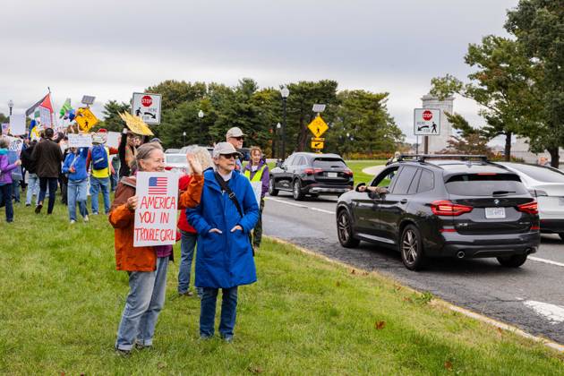 October 17, 2026, Washington, Dc, USA: Protestors demonstrate in Washington D.C. as part of the No Kings: vote early nation wide protest. This Protest comes as the midterm elections come that could see the republicans loose control in congress Washington USA - ZUMAw218 20261017_znp_w218_003 Copyright: xRyanxWiramidjajax