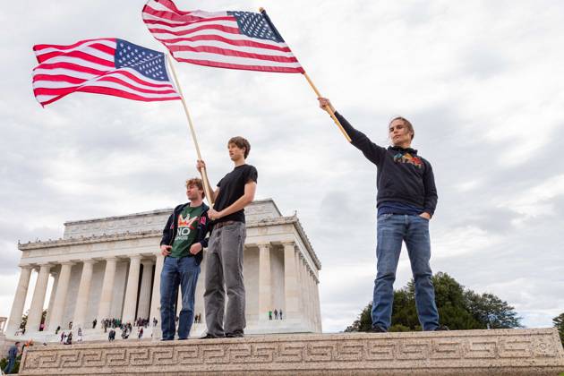 October 17, 2026, Washington, Dc, USA: Protestors demonstrate in Washington D.C. as part of the No Kings: vote early nation wide protest. This Protest comes as the midterm elections come that could see the republicans loose control in congress Washington USA - ZUMAw218 20261017_znp_w218_004 Copyright: xRyanxWiramidjajax