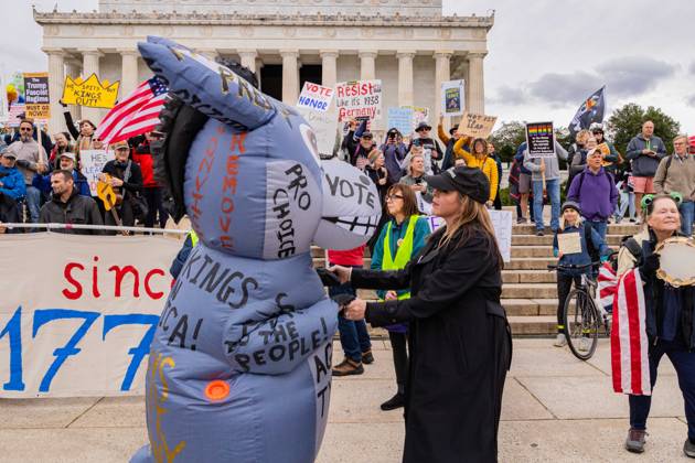 October 17, 2026, Washington, Dc, USA: Protestors demonstrate in Washington D.C. as part of the No Kings: vote early nation wide protest. This Protest comes as the midterm elections come that could see the republicans loose control in congress Washington USA - ZUMAw218 20261017_znp_w218_005 Copyright: xRyanxWiramidjajax