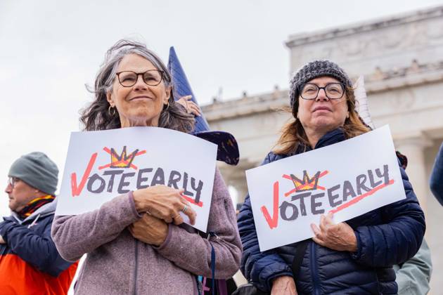 October 17, 2026, Washington, Dc, USA: Protestors demonstrate in Washington D.C. as part of the No Kings: vote early nation wide protest. This Protest comes as the midterm elections come that could see the republicans loose control in congress Washington USA - ZUMAw218 20261017_znp_w218_006 Copyright: xRyanxWiramidjajax
