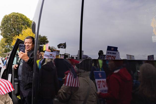 October 17, 2026, Washington, Dc, USA: Protestors demonstrate in Washington D.C. as part of the No Kings: vote early nation wide protest. This Protest comes as the midterm elections come that could see the republicans loose control in congress Washington USA - ZUMAw218 20261017_znp_w218_007 Copyright: xRyanxWiramidjajax