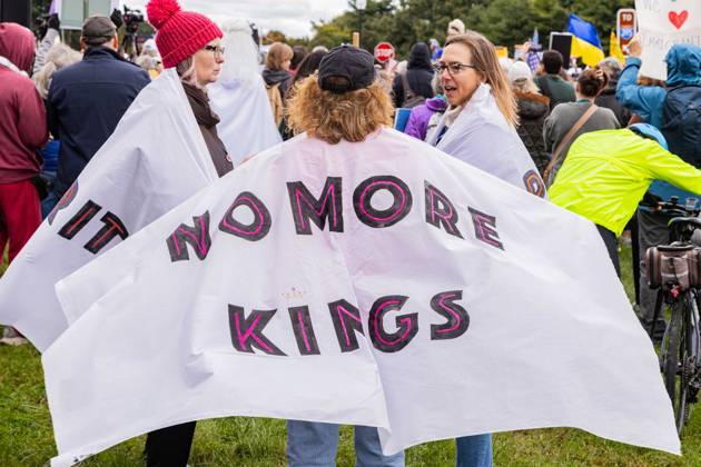 October 17, 2026, Washington, Dc, USA: Protestors demonstrate in Washington D.C. as part of the No Kings: vote early nation wide protest. This Protest comes as the midterm elections come that could see the republicans loose control in congress Washington USA - ZUMAw218 20261017_znp_w218_010 Copyright: xRyanxWiramidjajax