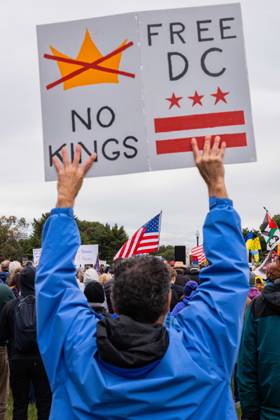 October 17, 2026, Washington, Dc, USA: Protestors demonstrate in Washington D.C. as part of the No Kings: vote early nation wide protest. This Protest comes as the midterm elections come that could see the republicans loose control in congress Washington USA - ZUMAw218 20261017_znp_w218_011 Copyright: xRyanxWiramidjajax