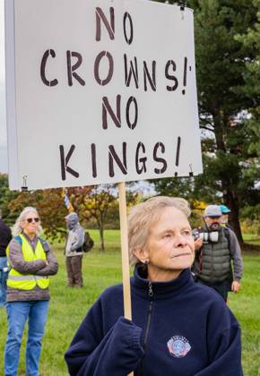 October 17, 2026, Washington, Dc, USA: Protestors demonstrate in Washington D.C. as part of the No Kings: vote early nation wide protest. This Protest comes as the midterm elections come that could see the republicans loose control in congress Washington USA - ZUMAw218 20261017_znp_w218_013 Copyright: xRyanxWiramidjajax