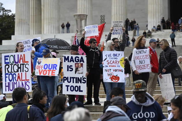 Demonstrators take part in a No Kings: Vote Early rally Demonstrators take part in a No Kings: Vote Early rally at the Lincoln Memorial in Washington DC, on October 17, 2026. The national day of action is taking place in cities across the country focusing on voter turnout, early voting and election protection, ahead of the midterm elections. Photo by Olivier Douliery ABACAPRESS.COM Washington DC United States  Copyright: xDoulieryxOlivier ABACAx