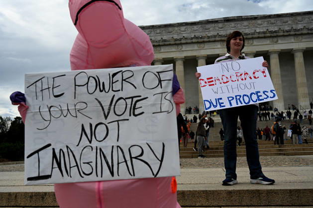 Demonstrators take part in a No Kings: Vote Early rally Demonstrators take part in a No Kings: Vote Early rally at the Lincoln Memorial in Washington DC, on October 17, 2026. The national day of action is taking place in cities across the country focusing on voter turnout, early voting and election protection, ahead of the midterm elections. Photo by Olivier Douliery ABACAPRESS.COM Washington DC United States  Copyright: xDoulieryxOlivier ABACAx