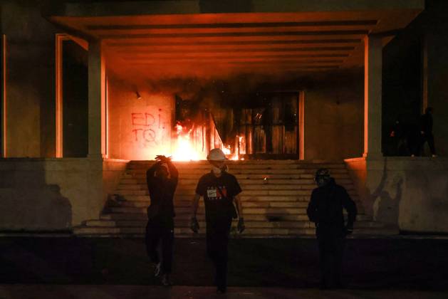 Fires And Clashes In Tirana TIRANA, ALBANIA, OCTOBER 17, 2026: Demonstrators clash with riot police near the Prime Minister™s Office during student-led anti-government protests in central Tirana. Protesters throw stones and pyrotechnics, while police use tear gas, water cannons and rubber bullets. Fires break out at the High Court and the entrance to a Bank of Albania building as unrest continues for a fifth consecutive day. Demonstrators demand better university conditions and the resignation of Prime Minister Edi Rama. Tirana Albania Copyright: x xVlasovxSulajx xJNAxPressx