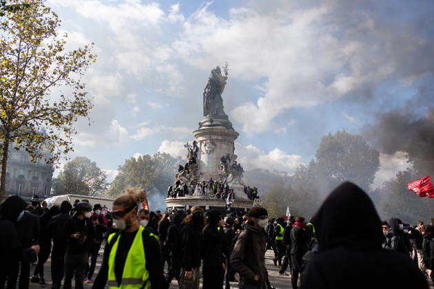 Police clash with protesters during demonstration in Paris PARIS, FRANCE - OCTOBER 17: Police clash with protesters during a demonstration amid a nationwide mobilisation over rising living costs, fuel prices and education funding in Paris, France, on October 17, 2026. Hesham Elsherif Anadolu Paris France. Editorial use only. Please get in touch for any other usage.  Copyright: x2026xAnadoluxHeshamxElsherifx