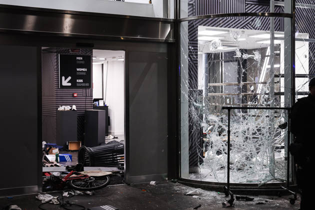 IPA89830534 - Milan: Damage caused by clashes between protesters and police during the Italia in Piazza demonstration against the high cost of living in the city center. Pictured: Damage to the Foot Locker store on Corso Vittorio Emanuele II  Copyright: xAlessandroxBremecx xx IPA89830534
