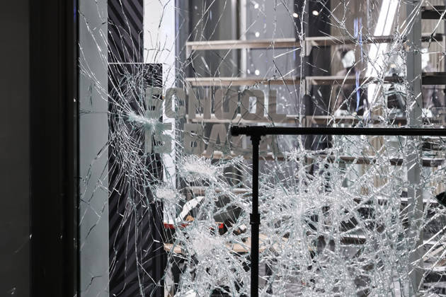 IPA89830535 - Milan: Damage caused by clashes between protesters and police during the Italia in Piazza demonstration against the high cost of living in the city center. Pictured: Damage to the Foot Locker store on Corso Vittorio Emanuele II  Copyright: xAlessandroxBremecx xx IPA89830535