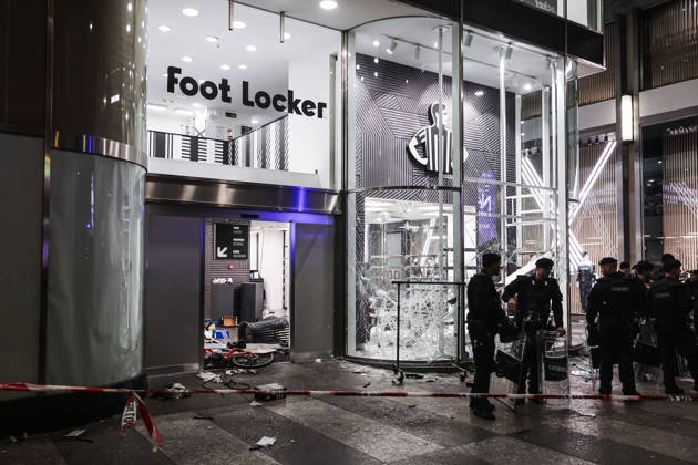 IPA89830536 - Milan: Damage caused by clashes between protesters and police during the Italia in Piazza demonstration against the high cost of living in the city center. Pictured: Damage to the Foot Locker store on Corso Vittorio Emanuele II  Copyright: xAlessandroxBremecx xx IPA89830536