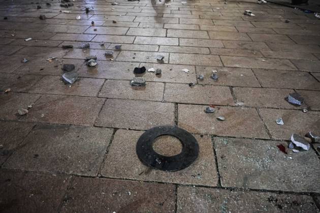 IPA89830548 - Milan: Damage caused by clashes between protesters and police during the Italia in Piazza demonstration against the high cost of living in the city center. Pictured: Damage in Piazza del Duomo  Copyright: xAlessandroxBremecx xx IPA89830548
