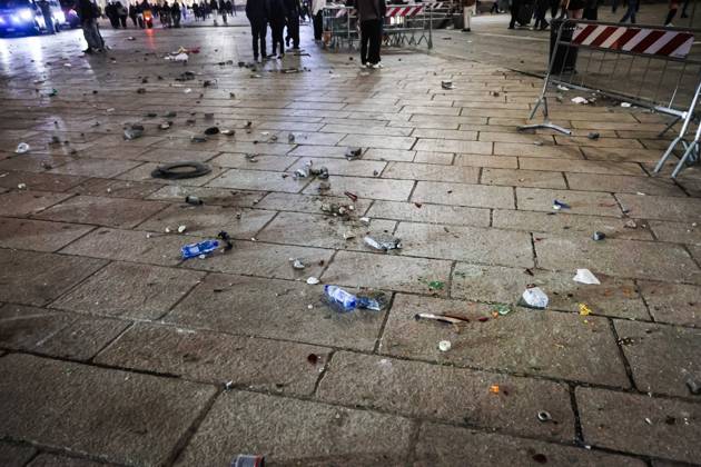 IPA89830549 - Milan: Damage caused by clashes between protesters and police during the Italia in Piazza demonstration against the high cost of living in the city center. Pictured: Damage in Piazza del Duomo  Copyright: xAlessandroxBremecx xx IPA89830549