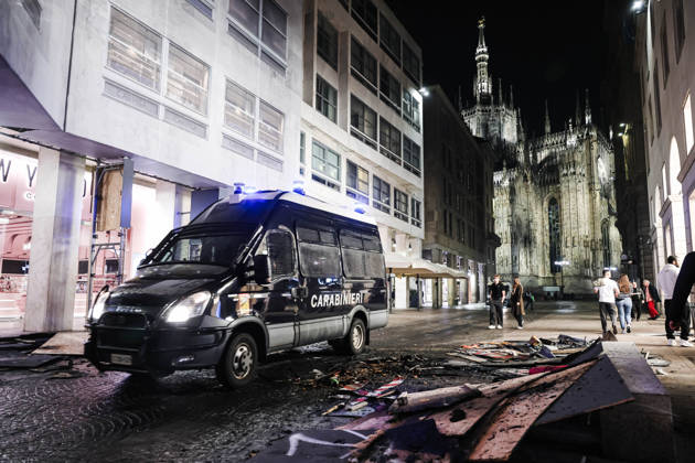 IPA89830419 - Milan: Damage caused by clashes between protesters and police during the Italia in Piazza demonstration against the high cost of living in the city center. Pictured: Police and Carabinieri on Corso Vittorio Emanuele II  Copyright: xAlessandroxBremecx xx IPA89830419