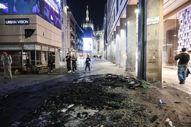 IPA89830540 - Milan: Damage caused by clashes between protesters and police during the Italia in Piazza demonstration against the high cost of living in the city center. Pictured: Damage on Corso Vittorio Emanuele II  Copyright: xAlessandroxBremecx xx IPA89830540