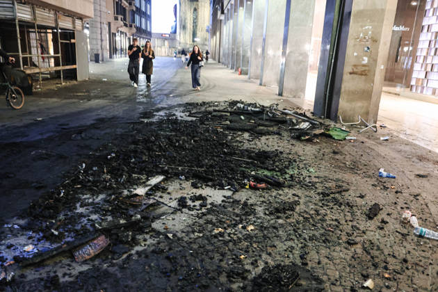 IPA89830541 - Milan: Damage caused by clashes between protesters and police during the Italia in Piazza demonstration against the high cost of living in the city center. Pictured: Damage on Corso Vittorio Emanuele II  Copyright: xAlessandroxBremecx xx IPA89830541