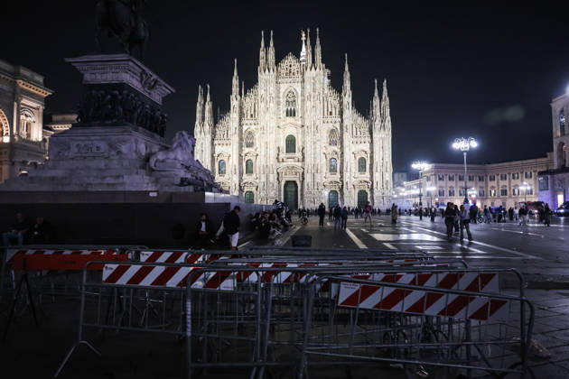 IPA89830553 - Milan: Damage caused by clashes between protesters and police during the Italia in Piazza demonstration against the high cost of living in the city center. Pictured: Damage in Piazza del Duomo  Copyright: xAlessandroxBremecx xx IPA89830553