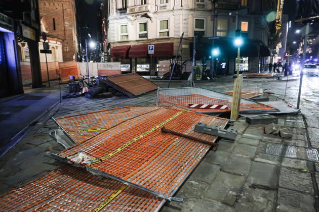 IPA89830555 - Milan: Damage caused by clashes between protesters and police during the Italia in Piazza demonstration against the high cost of living in the city center. Pictured: Damage on Missori Street  Copyright: xAlessandroxBremecx xx IPA89830555