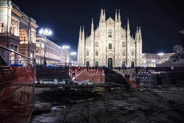 IPA89830551 - Milan: Damage caused by clashes between protesters and police during the Italia in Piazza demonstration against the high cost of living in the city center. Pictured: Damage in Piazza del Duomo  Copyright: xAlessandroxBremecx xx IPA89830551