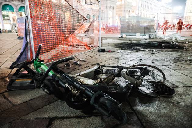 IPA89830552 - Milan: Damage caused by clashes between protesters and police during the Italia in Piazza demonstration against the high cost of living in the city center. Pictured: Damage in Piazza del Duomo  Copyright: xAlessandroxBremecx xx IPA89830552