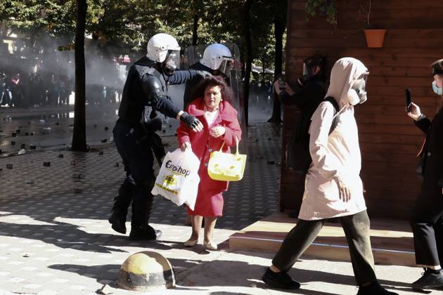 Tirana Clashes Enter Fifth Day TIRANA, ALBANIA, OCTOBER 17, 2026: Demonstrators clash with riot police outside the Ministry of Education during student-led anti-government protests in Tirana. Police deploy tear gas as protesters throw stones during a fifth consecutive day of unrest. Demonstrators demand improved university conditions and the resignation of Prime Minister Edi Rama. Tirana Albania Copyright: x xVlasovxSulajx xJNAxPressx