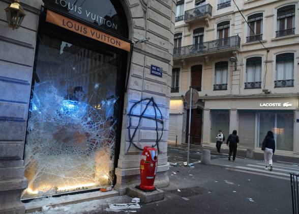 Riots and Looting: The Day After the Protest PHOTOPQR LE PROGRES Richard MOUILLAUD Lyon, October 18, 2026 Riots and Looting: The Day After the Protest Riots and Looting: The Day After the Protest Extensive damage, shattered storefronts and looted shops. Lyon, October 18, 2026: 20,000 people demonstrated in the streets of Lyon. Violence overshadowed the protesters’ demands, resulting in a level of chaos rarely seen in the city. The tourist office was set on fire, and numerous stores were looted. Lyon, October 18, 2026: 20,000 people demonstrated in the streets of Lyon. Violence overshadowed the protesters’ demands, resulting in a level of chaos rarely seen in the city. The tourist office was set on fire, and a great many shops were looted.  Copyright: xPHOTOPQR LExPROGRES MAXPPPxRichardxMOUILLAUDx 20261018LPL0415 20261018LPL0415