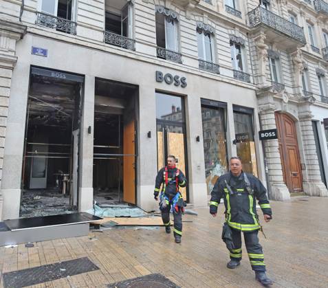 Riots and Looting: The Day After the Protest PHOTOPQR LE PROGRES Richard MOUILLAUD Lyon, October 18, 2026 Riots and Looting: The Day After the Protest Riots and Looting: The Day After the Protest Extensive damage, shattered store windows and looted shops—here, the BOSS store in Lyon, on October 18, 2026, 20,000 people demonstrated in the streets of Lyon. Violence overshadowed the protesters’ demands, resulting in a level of chaos rarely seen in the city. The tourist office was set on fire, and numerous stores were looted. Lyon, October 18, 2026: 20,000 people demonstrated in the streets of Lyon. Violence overshadowed the protesters’ demands, resulting in a level of chaos rarely seen in the city. The tourist office was set on fire, and a gr  Copyright: xPHOTOPQR LExPROGRES MAXPPPxRichardxMOUILLAUDx 20261018LPL0422 20261018LPL0422