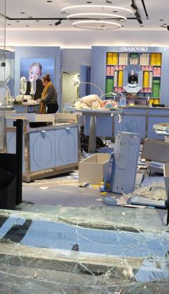 Riots and Looting: The Day After the Protest PHOTOPQR LE PROGRES Richard MOUILLAUD Lyon, October 18, 2026 Riots and Looting: The Day After the Protest Riots and Looting: The Day After the Protest The Swarovski store looted in Lyon, October 18, 2026: 20,000 people demonstrated in the streets of Lyon. Violence overshadowed the protesters’ demands, resulting in a level of chaos rarely seen in the city. The tourist office was set on fire and numerous stores were looted. Lyon, October 18, 2026: 20,000 people demonstrated in the streets of Lyon. Violence overshadowed the protesters’ demands, resulting in a level of chaos rarely seen in the city. The tourist office was set on fire, and a great many shops were looted. Lyon, Rhône, Rhône-Alpes, Fra Copyright: xPHOTOPQR LExPROGRES MAXPPPxRichardxMOUILLAUDx 20261018LPL0425 20261018LPL0425
