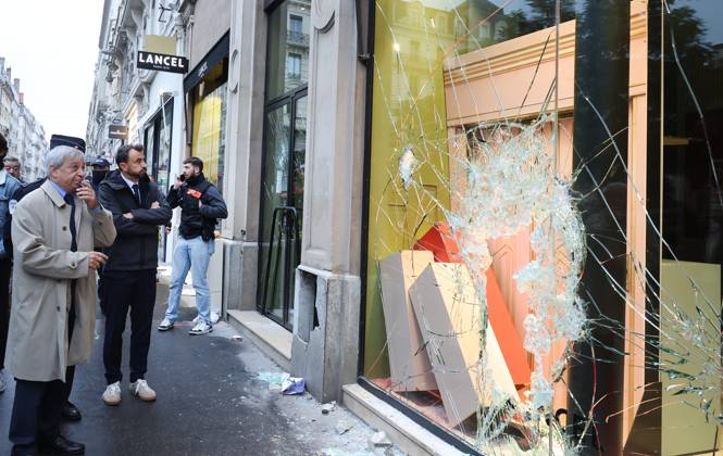 Riots and Looting: The Day After the Protest PHOTOPQR LE PROGRES Richard MOUILLAUD Lyon, October 18, 2026 Riots and Looting: The Day After the Protest Riots and Looting: The Day After the Protest The prefect and the mayor of Lyon survey the damage in front of the store Lancel Lyon, October 18, 2026: 20,000 people demonstrated in the streets of Lyon. Violence overshadowed the protesters’ demands, resulting in a level of chaos rarely seen in the city. The tourist office was set on fire, and numerous stores were looted. Lyon, October 18, 2026. 20,000 people demonstrated in the streets of Lyon. Violence overshadowed the protesters’ demands, resulting in a level of chaos rarely seen in the city. The tourist office was set on fire, and a great m  Copyright: xPHOTOPQR LExPROGRES MAXPPPxRichardxMOUILLAUDx 20261018LPL0426 20261018LPL0426