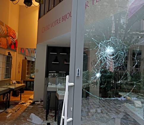 Riots and Looting: The Day After the Protest PHOTOPQR LE PROGRES Richard MOUILLAUD Lyon October 18, 2026 Riots and Looting: The Day After the Protest Riots and Looting: The Day After the Protest Numerous stores looted by rioters The day of the protest on October 17 against the high cost of living was marked by scenes of urban guerrilla warfare and looting in many cities. The Prime Minister reported 1,200 arrests and 150 police officers and gendarmes injured. Lyon, Rhône, Rhône-Alpes, France  Copyright: xPHOTOPQR LExPROGRES MAXPPPxRichardxMOUILLAUDx 20261018LPL0620 20261018LPL0620