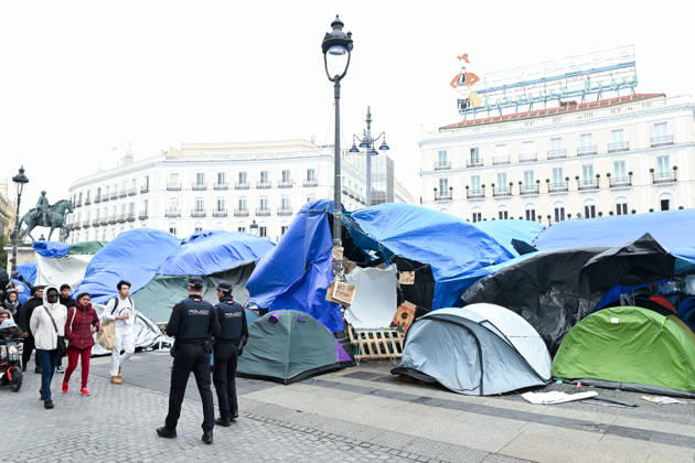 News Bilder des Tages Sol Station Reopens After Confirming That the Necessary Health and Safety Conditions Have Been Restored Housing Protest Camp at Puerta del Sol, October 18, 2026, in Madrid, Spain. Metro de Madrid reopened Sol Station at 10:00 p.m. yesterday, Saturday, October 17. The station had been closed since 12:15 p.m. on Friday, October 16, due to high levels of ammonia detected as a result of the accumulation of urine, feces, and other organic waste in the ventilation shafts as a result of the housing protest camp at Puerta del Sol, October 18, 2026, Madrid, Spain  Copyright: xGustavoxValientex 7853007