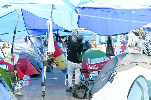 Sol Station Reopens After Confirming That the Necessary Health and Safety Conditions Have Been Restored Housing Protest Camp at Puerta del Sol, October 18, 2026, in Madrid, Spain. Metro de Madrid reopened Sol Station at 10:00 p.m. yesterday, Saturday, October 17. The station had been closed since 12:15 p.m. on Friday, October 16, due to high levels of ammonia detected as a result of the accumulation of urine, feces, and other organic waste in the ventilation shafts as a result of the housing protest camp at Puerta del Sol, October 18, 2026, Madrid, Spain Copyright: xGustavoxValientex 7853008
