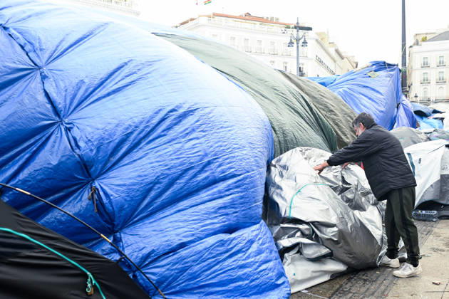 Sol Station Reopens After Confirming That the Necessary Health and Safety Conditions Have Been Restored Housing Protest Camp at Puerta del Sol, October 18, 2026, in Madrid, Spain. Metro de Madrid reopened Sol Station at 10:00 p.m. yesterday, Saturday, October 17. The station had been closed since 12:15 p.m. on Friday, October 16, due to high levels of ammonia detected from the accumulation of urine, feces, and other organic waste in the ventilation shafts as a result of the housing protest camp at Puerta del Sol, October 18, 2026, Madrid, Spain Copyright: xGustavoxValientex 7853003