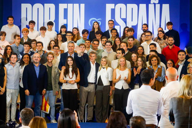 Feijóo Participates in a PP Pre-Campaign Event in Barcelona The president of the Popular Party, Alberto Núnez Feijóo, during a PP pre-campaign event at the Palau de Congressos de Catalunya on October 18, 2026, in Barcelona, Catalonia, Spain. Feijóo is stepping up his presence in Catalonia with this major event in Barcelona and the announcement that Xavier García Albiol has been recruited as the party’s lead candidate for the general election on November 29. OCTOBER 18, 2026 Kike Rincó Barcelona, Catalonia Barcelona, Catalonia, Spain  Copyright: xKikexRinconx 7853093