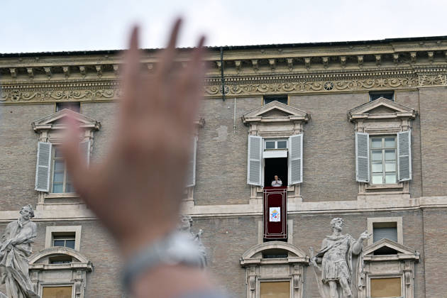 ITALY - POPE - VATICAN-2026 10 18 Italy, Rome, Vatican, October 18, 2026 Pope Leo XIV waves from the window of the apostolic palace overlooking St. Peter s square during the Angelus prayer a day after his return to The Vatican following a surgery to remove a cancerous tumour in his right lung Photo by ALESSIA GIULIANI Catholic Press Photo EDITORIAL USE ONLY - NO BOOKS Copyright: xALESSIAxGIULIANIxx xCatholicxPressxPhotox