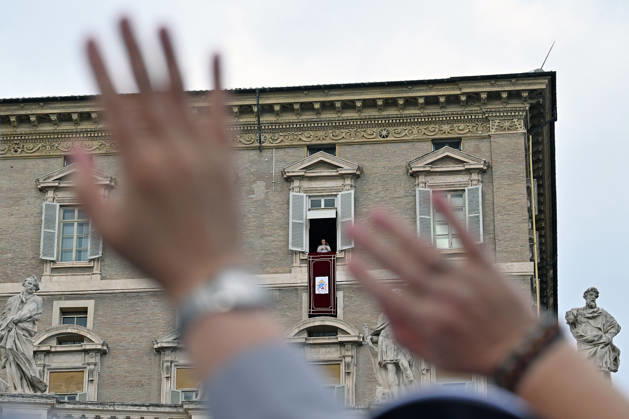 ITALY - POPE - VATICAN-2026 10 18 Italy, Rome, Vatican, October 18, 2026 Pope Leo XIV waves from the window of the apostolic palace overlooking St. Peter s square during the Angelus prayer a day after his return to The Vatican following a surgery to remove a cancerous tumour in his right lung Photo by ALESSIA GIULIANI Catholic Press Photo EDITORIAL USE ONLY - NO BOOKS Copyright: xALESSIAxGIULIANIxx xCatholicxPressxPhotox