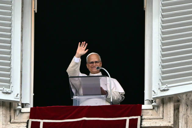 ITALY - POPE - VATICAN-2026 10 18 Italy, Rome, Vatican, October 18, 2026 Pope Leo XIV waves from the window of the apostolic palace overlooking St. Peter s square during the Angelus prayer a day after his return to The Vatican following a surgery to remove a cancerous tumour in his right lung Photo by ALESSIA GIULIANI Catholic Press Photo EDITORIAL USE ONLY - NO BOOKS Copyright: xALESSIAxGIULIANIxx xCatholicxPressxPhotox