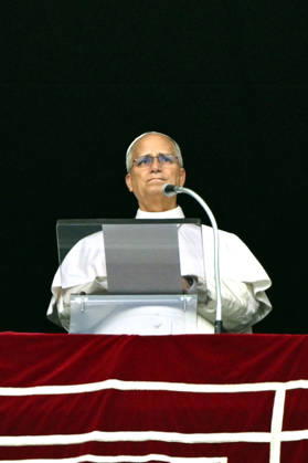ITALY - POPE - VATICAN-2026 10 18 Italy, Rome, Vatican, October 18, 2026 Pope Leo XIV waves from the window of the apostolic palace overlooking St. Peter s square during the Angelus prayer a day after his return to The Vatican following a surgery to remove a cancerous tumour in his right lung Photo by ALESSIA GIULIANI Catholic Press Photo EDITORIAL USE ONLY - NO BOOKS Copyright: xALESSIAxGIULIANIxx xCatholicxPressxPhotox