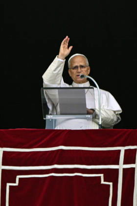 ITALY - POPE - VATICAN-2026 10 18 Italy, Rome, Vatican, October 18, 2026 Pope Leo XIV waves from the window of the apostolic palace overlooking St. Peter s square during the Angelus prayer a day after his return to The Vatican following a surgery to remove a cancerous tumour in his right lung Photo by ALESSIA GIULIANI Catholic Press Photo EDITORIAL USE ONLY - NO BOOKS Copyright: xALESSIAxGIULIANIxx xCatholicxPressxPhotox