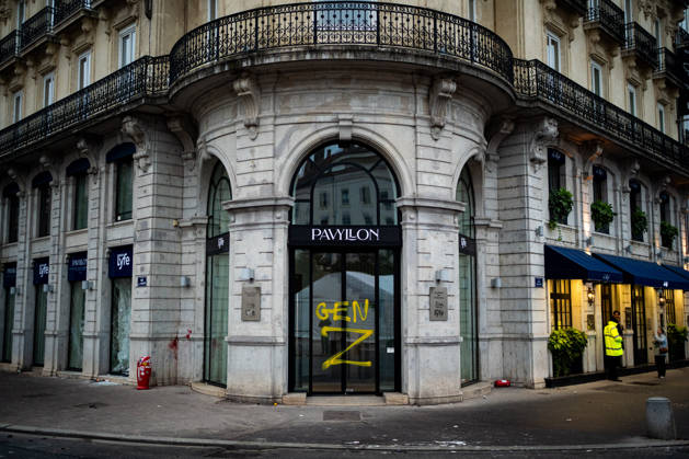 Vandalism following the protest against the high cost of living in Lyon on October 18, 2026 Nicolas Liponne MAXPPP Lyon 10 18 2026 The Gen Z symbol written on the front of the Lyfe salon the day after the riots that broke out during the October 17 protest against the high cost of livingOctober 17, in Lyon, on October 18, 2026 The Gen Z symbol written on the front of the Lyfe salon the day after the riots that broke out during the October 17 protest against the high cost of living, in Lyon, on October 18, 2026 Lyon Auvergne-Rhône-Alpes France  Copyright: xMAXPPPxNicolasxLiponnex NLP202610180858 NLP202610180858