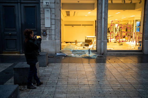 Vandalism following the protest against the high cost of living in Lyon on October 18, 2026 Nicolas Liponne MAXPPP Lyon 10 18 2026 A person takes a photo of the damage inside a looted and vandalized store, the day after the riots that broke out during the October 17 protest against the high cost of living in Lyon, on October 18, 2026 A person takes a photo of the damage inside a looted and vandalized store the day after the riots that broke out during the October 17 protest against the high cost of living in Lyon, on October 18, 2026 Lyon Auvergne-Rhône-Alpes France  Copyright: xMAXPPPxNicolasxLiponnex NLP202610180863 NLP202610180863