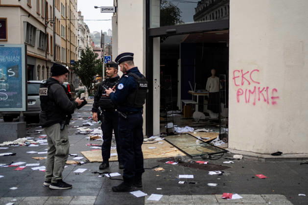 Vandalism following the protest against the high cost of living in Lyon on October 18, 2026 Nicolas Liponne MAXPPP Lyon 10 18 2026 Police officers stand in front of the damage to the Pimkie store, which was looted and vandalized, the day after the riots that broke out during the October 17 protest against the high cost of living in Lyon, October 18, 2026 Police officers stand in front of the damaged Pimkie store, which was looted and vandalized, the day after the riots that broke out during the October 17 protest against the high cost of living in Lyon, on October 18, 2026 Lyon Auvergne-Rhône-Alpes France  Copyright: xMAXPPPxNicolasxLiponnex NLP202610180873 NLP202610180873