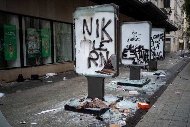 Vandalism following the protest against the high cost of living in Lyon on October 18, 2026 Nicolas Liponne MAXPPP Lyon 10 18 2026 Vandalism in front of the Printemps department store, the day after riots broke out during the October 17 protest against the high cost of living in Lyon, on October 18, 2026 Vandalism in front of the Printemps department store in Lyon on October 18, 2026, the day after riots broke out during the October 17 protest against the high cost of living. Lyon, Auvergne-Rhône-Alpes, France  Copyright: xMAXPPPxNicolasxLiponnex NLP202610180876 NLP202610180876