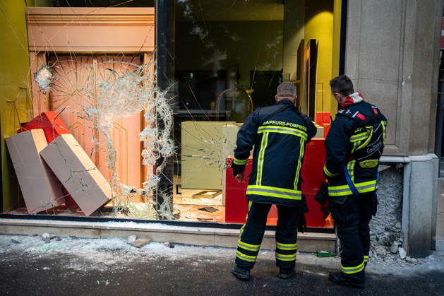 Vandalism following the protest against the high cost of living in Lyon on October 18, 2026 Nicolas Liponne MAXPPP Lyon 10 18 2026 Firefighters in front of a shattered storefront of a vandalized shop, the day after the riots that broke out during the October 17 protest against the high cost of living in Lyon, October 18, 2026 Firefighters stand in front of a shattered storefront at a vandalized shop, the day after the riots that broke out during the October 17 protest against the high cost of living, in Lyon, on October 18, 2026 Lyon Auvergne-Rhône-Alpes France  Copyright: xMAXPPPxNicolasxLiponnex NLP202610180884 NLP202610180884