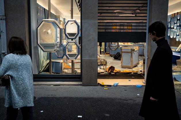 Vandalism following the protest against the high cost of living in Lyon on October 18, 2026 Nicolas Liponne MAXPPP Lyon 10 18 2026 People walk past the damage to the Swarovski store, which was looted and vandalized, in the aftermath of the riots that occurred during the October 17 protest against the high cost of living in Lyon, October 18, 2026 People walk past the damage to the Swarovski store, which was looted and vandalized, in the aftermath of the riots that broke out during the October 17 protest against the high cost of living in Lyon, on October 18, 2026 Lyon Auvergne-Rhône-Alpes France  Copyright: xMAXPPPxNicolasxLiponnex NLP202610180889 NLP202610180889