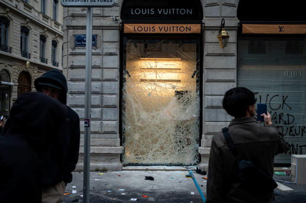 Vandalism following the protest against the high cost of living in Lyon on October 18, 2026 Nicolas Liponne MAXPPP Lyon 10 18 2026 A person takes a photo of the damage to the Louis Vuitton store, which was vandalized the day after the riots that broke out during the October 17 protest against the high cost of living in Lyon, October 18, 2026 A person takes a photo of the damage to the vandalized Louis Vuitton store the day after the riots that broke out during the October 17 protest against the high cost of living in Lyon, on October 18, 2026 Lyon Auvergne-Rhône-Alpes France  Copyright: xMAXPPPxNicolasxLiponnex NLP202610180890 NLP202610180890